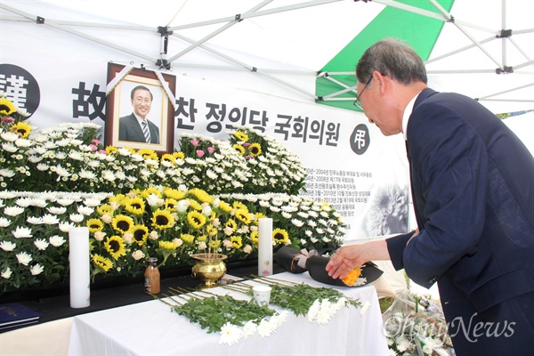  권민호 더불어민주당 '창원성산'지역위원장이 7월 24일 고 노회찬 국회의원의 분향소를 찾아 조문하고 있다.