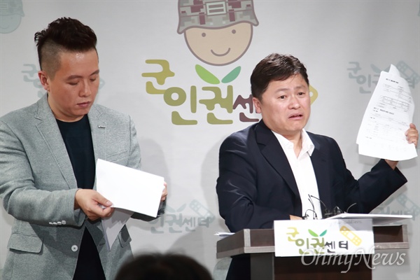 김정민 변호사 "계엄시 계험사령관이 직할부대 지휘는 비정상적인 상황" 육군 법무관 출신 김정민 변호사와 임태훈 군인권센터 소장이 24일 오전 서울 마포구 이한열기념관에서 기무사 대비계획 세부자료 공개하며 문제점을 지적하고 있다.
김 변호사는 “계엄사령관에게는 군령권은 있으나 휘하에 병력을 두고 운영하지 않는다”라며 “중앙에 계엄사령관이 지휘하는 대규모 직할부대를 조성해 지휘하는 것은 매우 비정상적인 상황이다”고 지적했다.