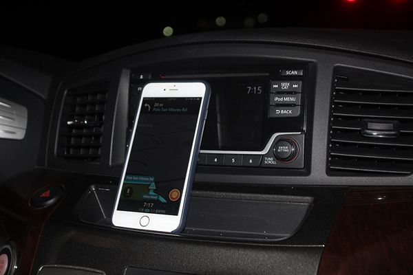 렌트카 차량내부 스마트폰으로 설치한 네비게이션