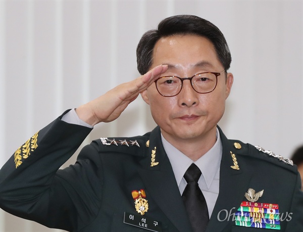 이석구 국군기무사령관이 24일 서울 여의도 국회에서 열린 국방위원회 국방부 업무보고에 출석해 거수경례하고 있다.  