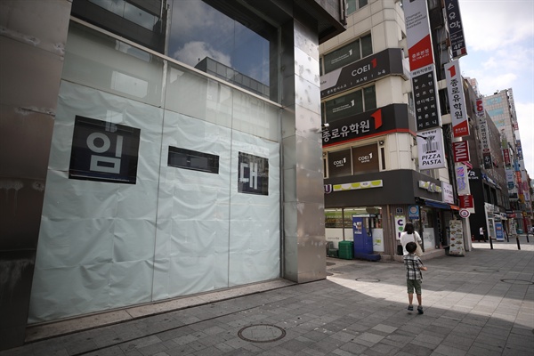 15일 서울 시내 한 건물에 임대 안내문이 붙어있는 모습. 