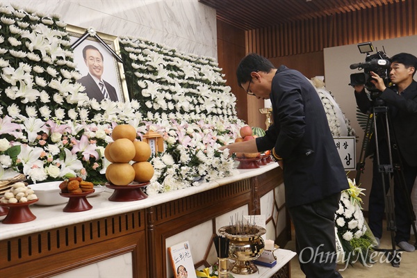 김제동이 올린 '국화 한 송이'  방송인 김제동씨가 24일 오후 서울 서대문구 신촌 세브란스 병원 장례식장에 마련된 고 노회찬 정의당 원내대표의 빈소를 찾아 조문하고 있다. 
