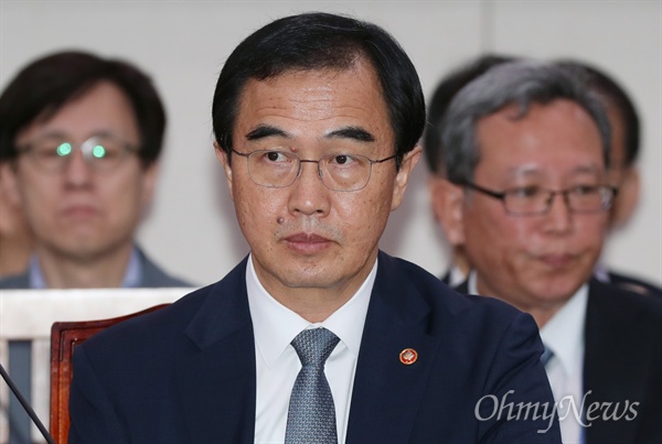 조명균 통일부 장관이 24일 오후 서울 여의도 국회에서 열린 외교통일위원회 전체회의에 출석하고 있다.  