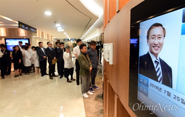  24일 고 노회찬 정의당 원내대표의 빈소가 차려진  서울 서대문구 신촌 세브란스병원 장례식장에서 조문행렬이 이어지고 있다. 