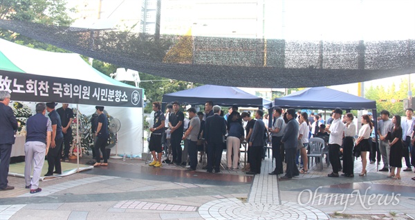 7월 24일 저녁 창원 중앙동 한서병원 앞 문화광장에 마련된 고 노회찬 국회의원 시민분향소에 많은 조문객이 줄을 서 있다.