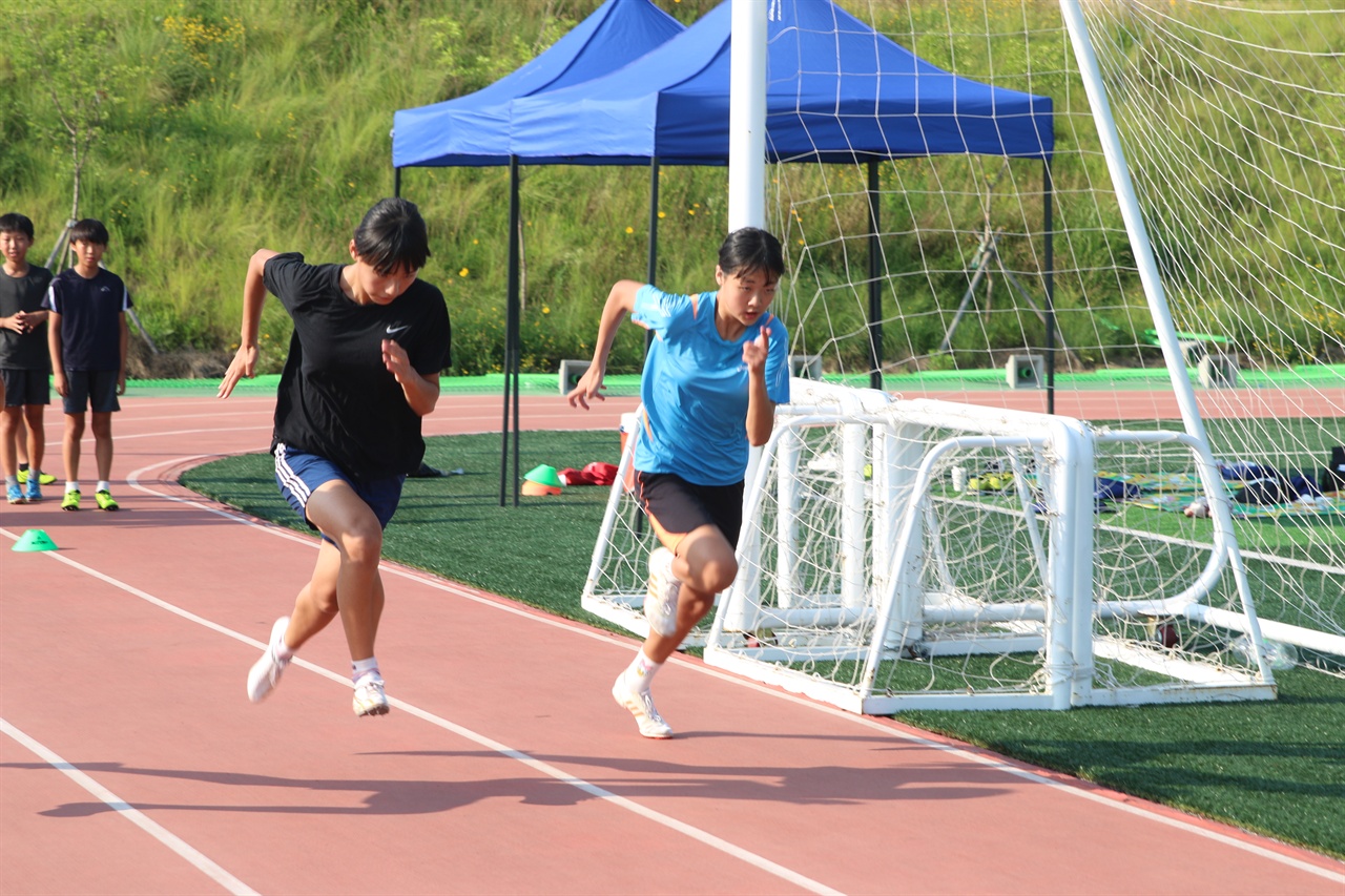  육상 꿈나무 선수로 선발된 신평중학교의 주혜연, 홍해인 학생이 세한대학교에서 육상 훈련을 하고 있는 모습