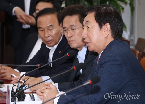 김성태 자유한국당 원내대표가 25일 서울 여의도 국회에서 열린 비상대책위원회의에서 모두발언을 하고 있다. 