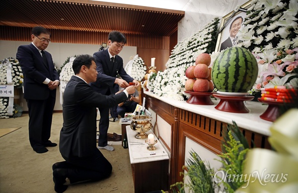 [오마이포토] 노회찬 영정 앞에 술 올리는 임종석 