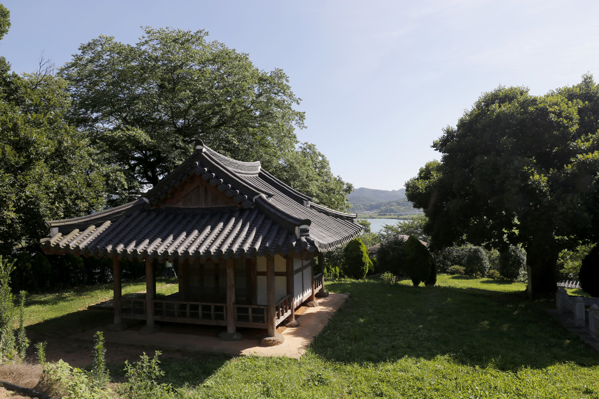 고목과 어우러진 영산강변의 정자 식영정. 병자호란 때 남한산성 방어에 참여했던 한호 임연이 쉬면서 세상 경영의 구상을 한 곳이다.