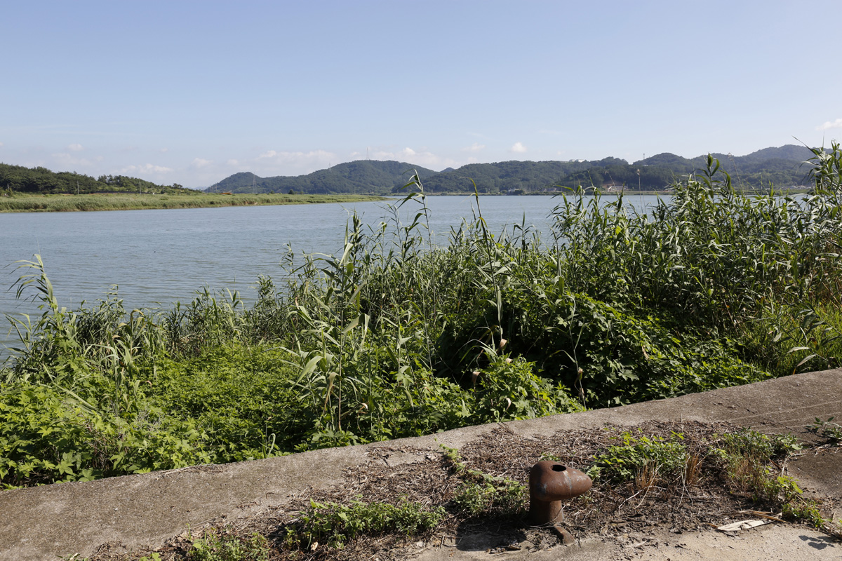 식영정 앞 영산강 포구에 남아있는 녹이 슨 계선주. 오래 전 번창하던 당시의 영화를 증거하고 있다.