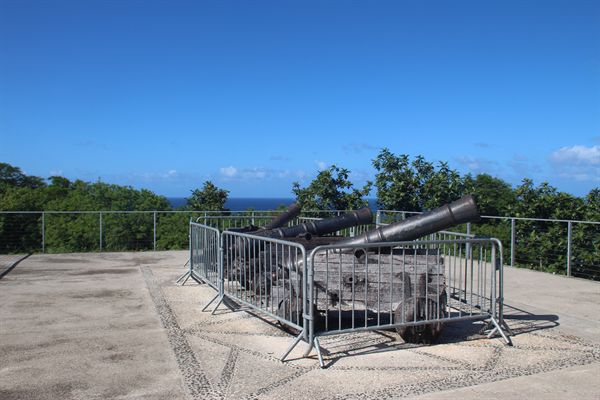 괌 아가나전망대 위에 설치된 스페인 점령시 포대 모습
