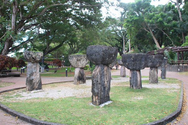 괌 라테스톤 소공원내 가옥 기초가 된 중요 증거 석돌