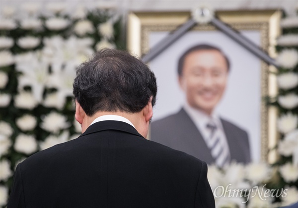  이낙연 국무총리가 26일 오전 서울 서대문구 신촌세브란스병원 장례식장에 마련된 고 노회찬 정의당 원내대표의 빈소에서 조문을 하고 있다. 