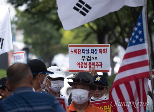  태극기혁명국민운동본부 회원들이 26일 오후 고 노회찬 정의당 원내대표 빈소가 마련된 서울 서대문구 신촌세브란스병원 장례식장 앞에서 기자회견을 열고' 노 의원 타살 의혹을 제기하며 부검을 촉구 하고 있다. 