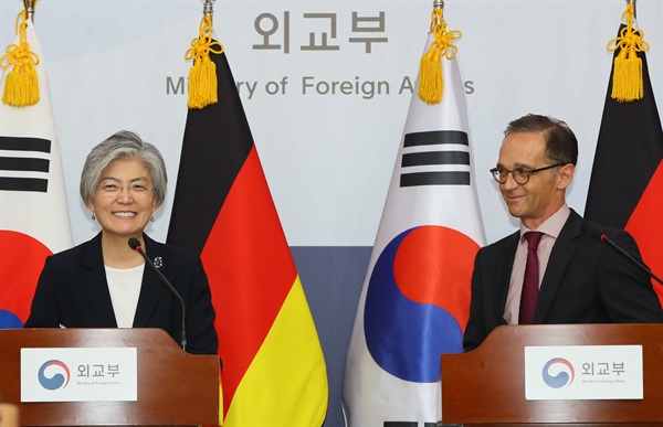 강경화 외교장관과 하이코 마스 독일 외무장관이 26일 서울 외교부에서 공동기자회견을 마친 뒤 미소짓고 있다.