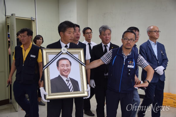  고 노회찬 국회의원의 영정이 7월 26일 오후 창원노동회관에 들렀다.