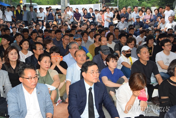 7월 26일 저녁 창원 한서병원 앞 문화광장에서 열린 고 노회찬 국회의원 추모제에서 허성무 창원시장 등 많은 시민들이 참석했다.