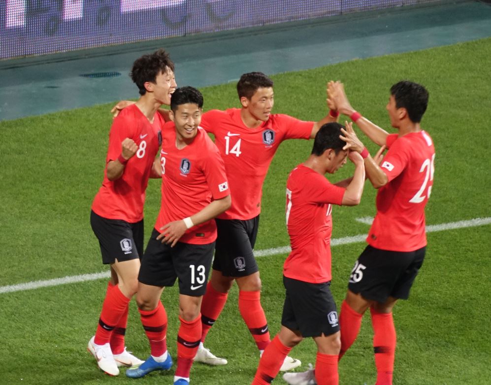     지난 6월 1일 오후 8시 전주월드컵경기장에서 열린 대한민국과 보스니아 헤르체고비나의 친선경기. 이재성(맨 왼쪽)이 동점골을 터뜨린 뒤 동료들과 기쁨을 나누고 있다. 