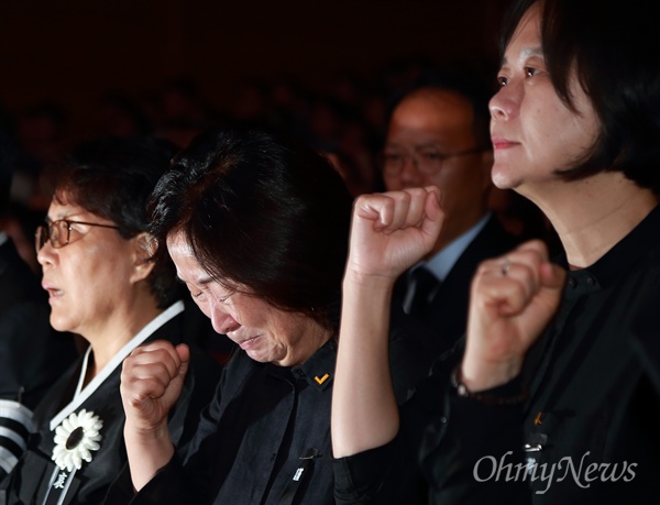 노회찬 추도식, 오열하는 심상정 26일 오후 서울 서대문구 연세대 대강당에서 열린 '고 노회찬 국회의원 추도식'에서 공동장례위원장인 심상정 의원이 오열하고 있다.