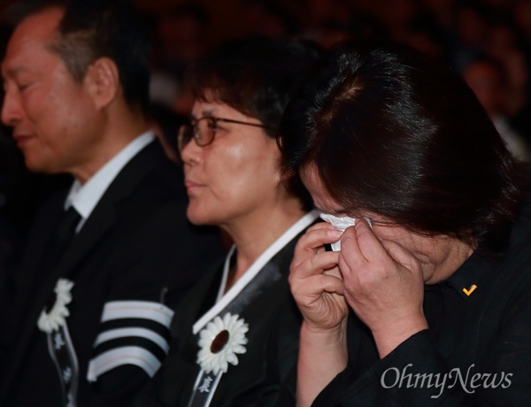 노회찬 추도식, 오열하는 심상정 26일 오후 서울 서대문구 연세대 대강당에서 열린 '고 노회찬 국회의원 추도식'에서 공동장례위원장인 심상정 의원이 오열하고 있다.