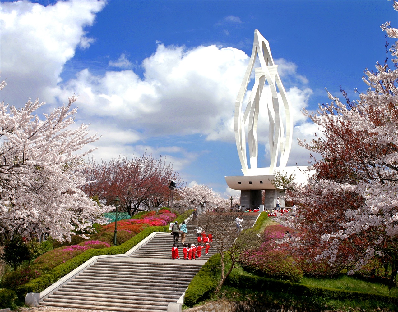 군산 월명공원 수시탑(2013년 봄 촬영)