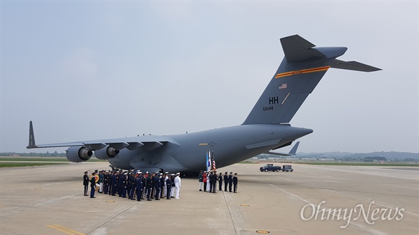 한국전 당시 사망한 미군 유해 55구를 실은 미군 수송기가 27일 오전 북한 원산 갈마공항을 출발해 경기도 오산기지에 도착하고 있다.