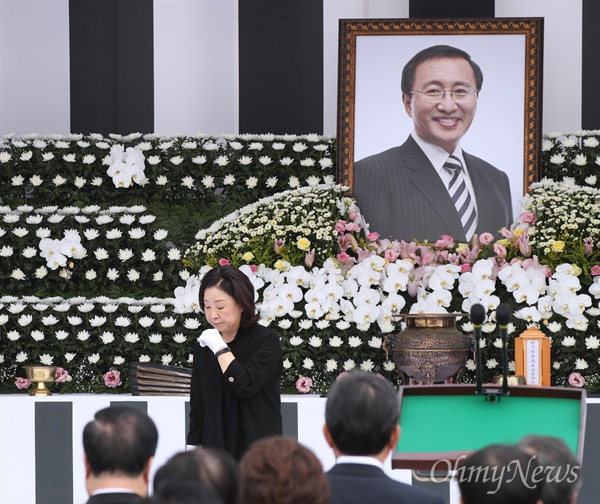 노회찬 없는 국회...흐느끼는 심상정 심상정 정의당 의원이 27일 오전 서울 여의도 국회 정현관 앞에서 열린 고 노회찬 의원 국회 영결식에서 조사를 한 후 돌아서며 흐느끼고 있다. 