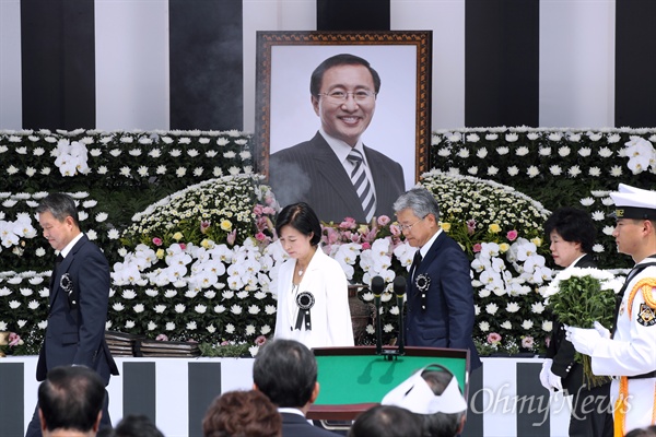 합동 헌화한 여야 대표단... 김병준은? 여야 대표가 27일 오전 서울 여의도 국회 정현관 앞에서 열린 고 노회찬 의원 국회 영결식에서 합동 헌화한 뒤 자리로 향하고 있다. 맨 왼쪽은 이진성 헌법재판소장, 추미애 더불어민주당 대표, 김동철 바른미래당 비대위원장, 조배숙 민주평화당 대표. 김병준 자유한국당 비대위원장은 이날 노 의원 영결식에 참석하지 않았다.  