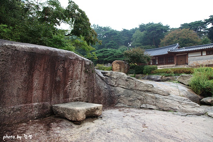 지금도 석파정에 가면 계곡가 너럭바위에 소수운렴암(巢水雲簾菴)이라고 새긴 글자를 발견할 수 있다. 그 옆에 세로로 “한수옹서증 우인정이시 신축세야(漢水翁書贈 友人定而時 辛丑歲也)”라는 글씨를 볼 수 있다.