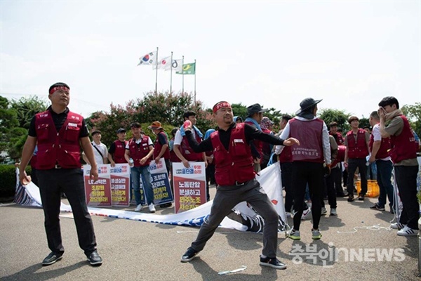  사측의 무대응에 항의 퍼포먼스를 진행 중인 LG화학 노조