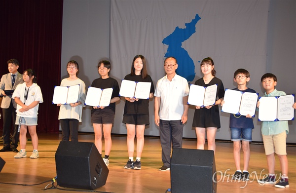 경남평화회의는 7월 27일 저녁 창원 늘푸른전당에서 "평화와 통일을 노래하다"는 제목으로 '7.27 65주년 평화콘서트'를 열었고, 김영만 상임의장이 수상자들과 함께 사진을 찍었다.