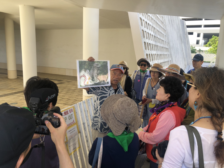 오키나와 마을과 집의 수호신 역할을 하는 시샤(사자) 사진을 보여주며 설명해 주시는 오키모토 선생님