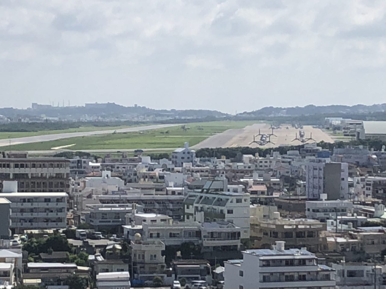  가카즈고대에서 바라본 후텐마기지. 멀리 오스프리도 보인다.