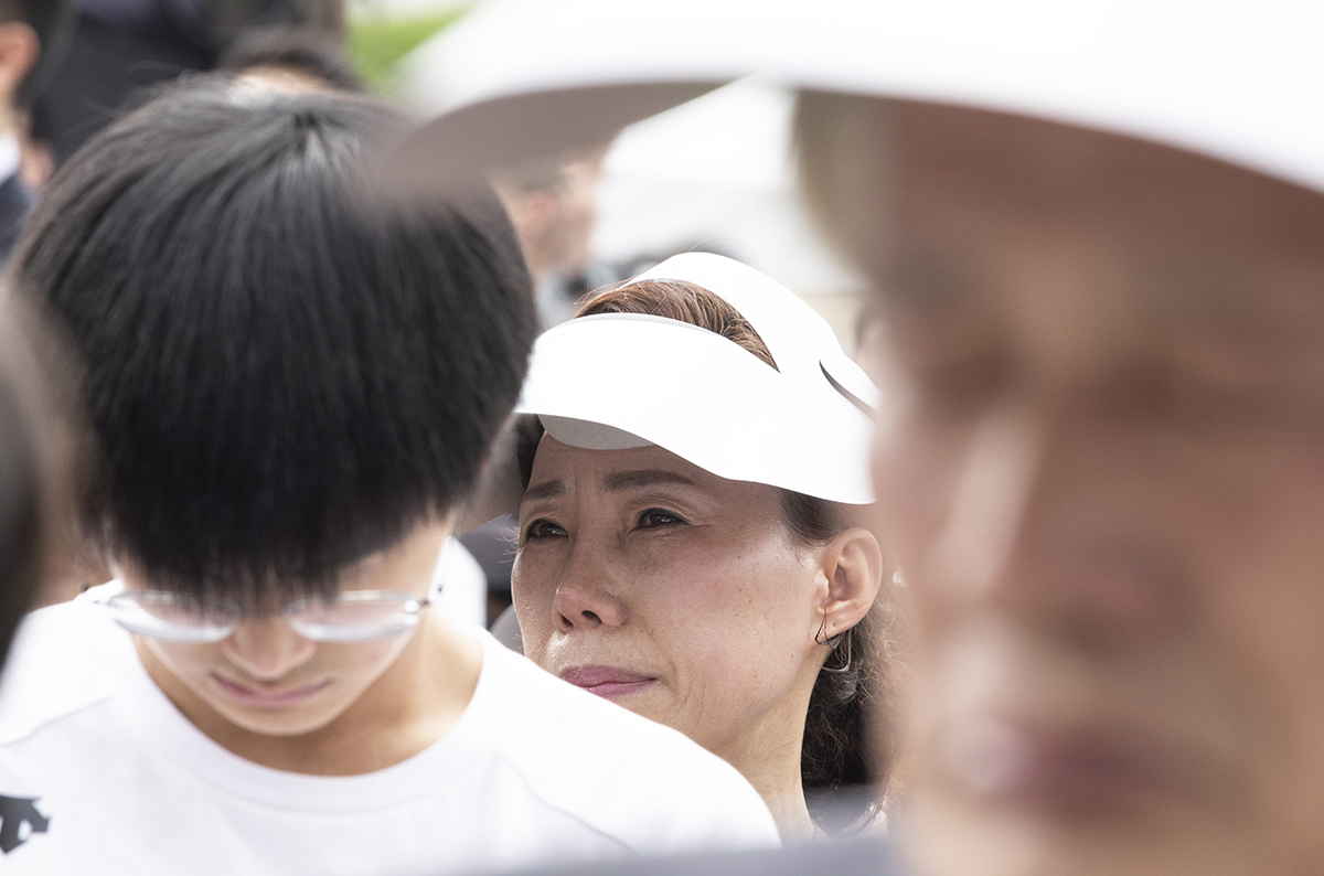 27일 오전 국회에서 고 노회찬 정의당 원내대표의 영결식이 엄수된 가운데 영결식에 참석한 시민들이 슬픔을 가누지 못하고 있다. 