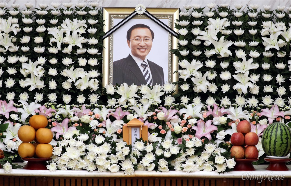 
23일 오후 서울 서대문구 연세대 세브란스병원 장례식장에 고 노회찬 정의당 원내대표의 빈소가 마련됐다. 사진은 빈소 모습