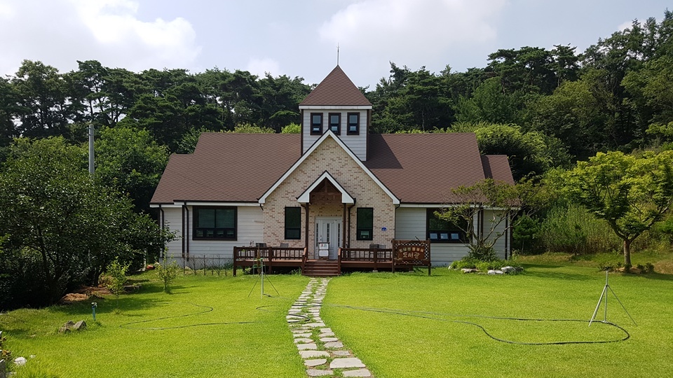 28일 도서관을 찾은 필자는 마치 이곳이 진짜 도서관일까라는 생각이 들 정도로 건물이 이뻤다. 마치 멋있는 펜션 같은 분위기였다. 마당에 깔린 파란색의 잔디밭과 함께 '맹꽁이 도서관'이 한폭의 그림과 같다.