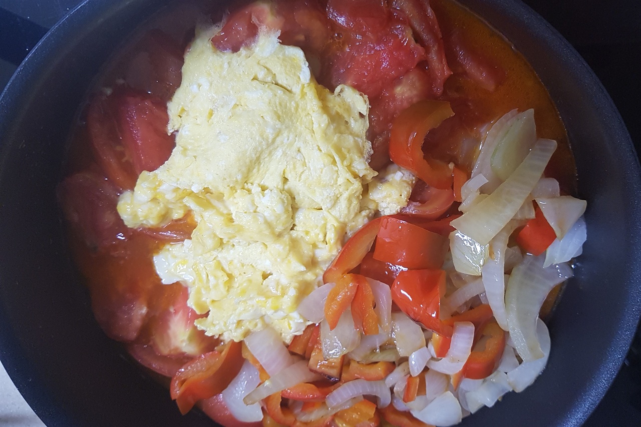 기름에 볶아놓은 토마토, 피망, 양파를 계란과 함께 섞어 다시 한번 볶아주면 끝납니다.