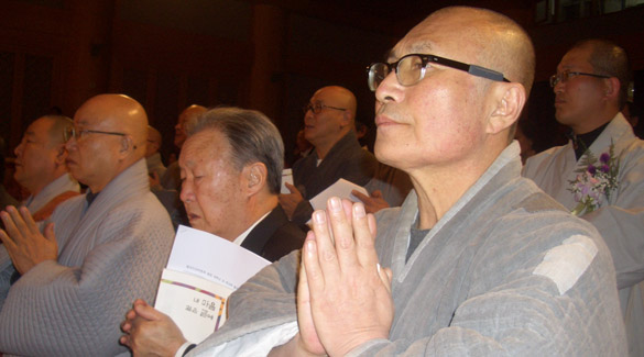  지난 2009년 11월 20일 불교인권위원회 주최 '제19주년 불교인원위원회 창립 및 제15회 불교인권상' 시상식에서 스님들과 함께 앉아 있는 고 박정기 유가협 전 의장이다.