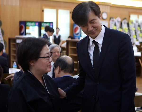 조국 청와대 민정수석이 29일 박종철 열사 부친인 박정기 씨 빈소를 찾아 박 열사의 누나를 위로하고 있다. 
