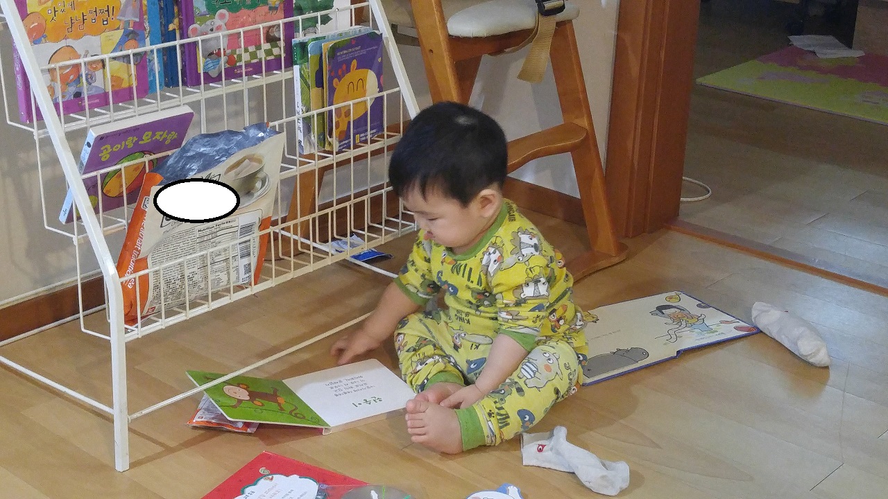 아기가 책에 관심을 갖도록 집안 곳곳에 책을 놓아 둔다