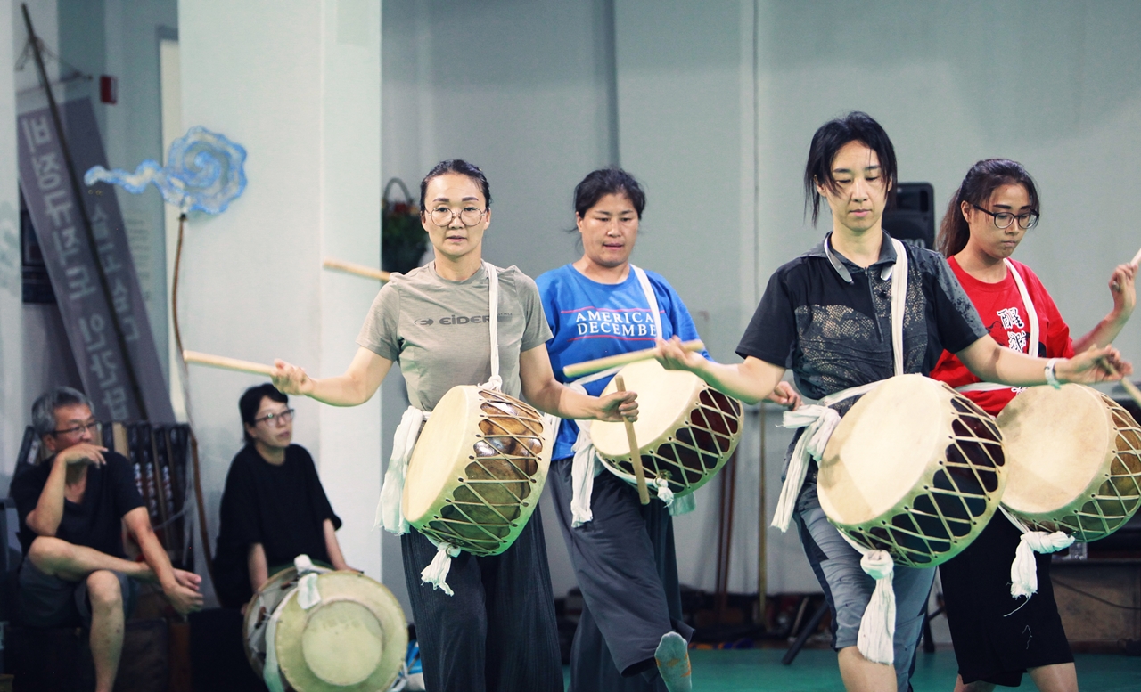  에어컨 없이 큰선풍기 3대만을 틀어 놓고 서울에서 공연할 '쪽빛황혼'을 맹렬히 연습중인 우금치 단원들 모습. 