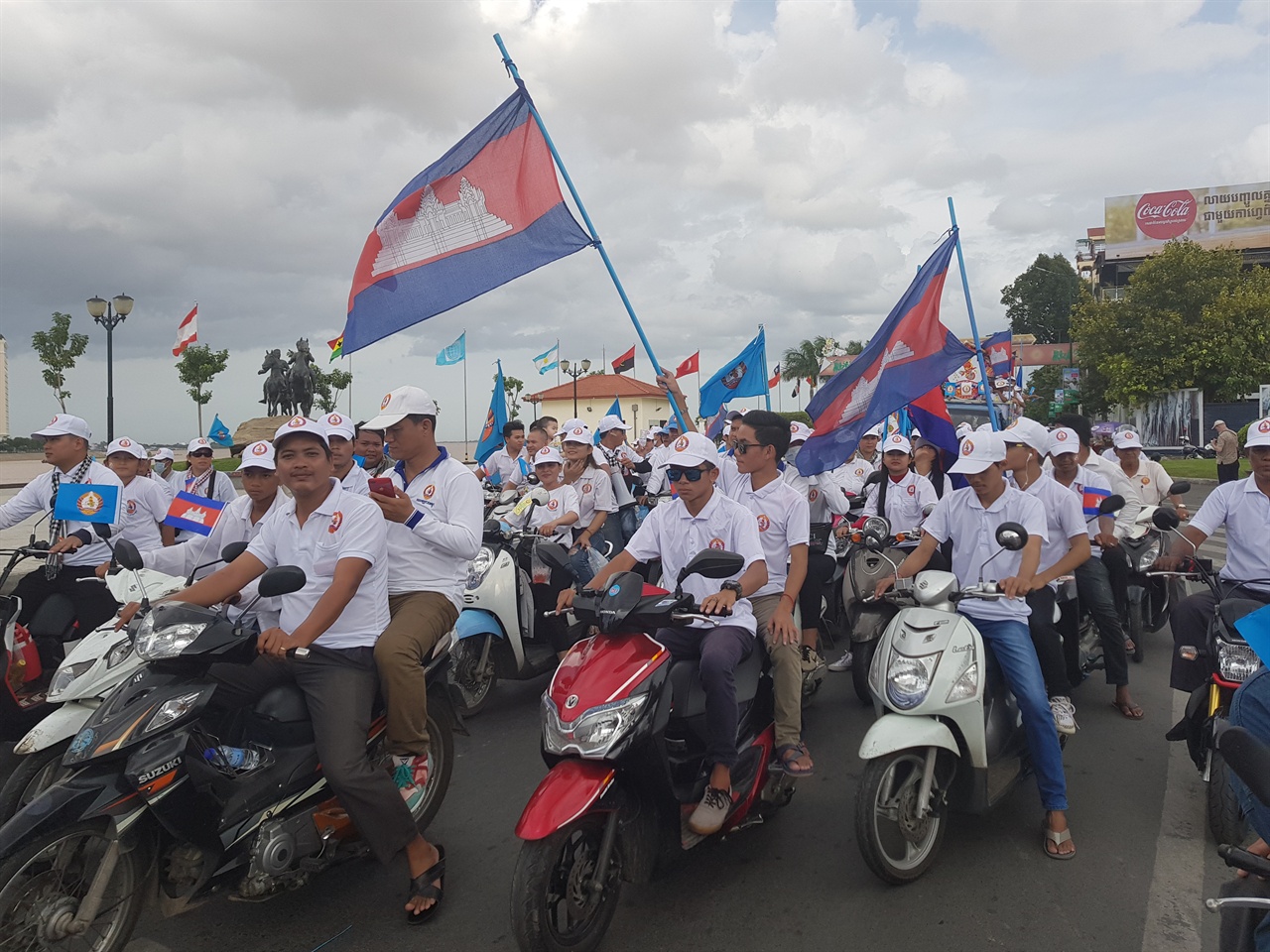 공식선거유세기간 마지막날인 지난 7월 27일 프놈펜시내 거리유세에 나선 집권 인민당(CPP) 지지자들의 모습.