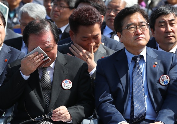 2018년 4월 3일, 당시 송영길 더불어민주당 의원(가운데), 노회찬 정의당 원내대표가 제 70주년 4·3희생자 추념식 도중 '잠들지 않는 남도' 합창을 들으며 눈물을 흘리고 있다.
