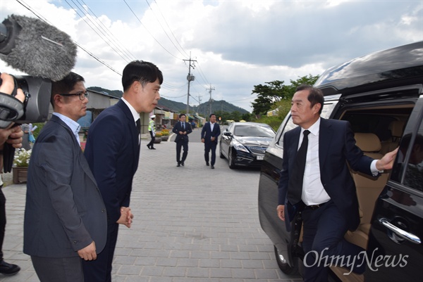 7월 30일 오후 봉하마을을 방문한 김병준 자유한국당 비상대책위원장이 차량에서 내리고 있다,