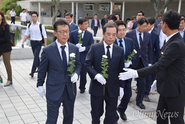 7월 30일 오후 봉하마을을 방문한 김병준 자유한국당 비상대책위원장이 고 노무현 전 대통령 묘소를 참배하기 위해 들어서고 있다.
