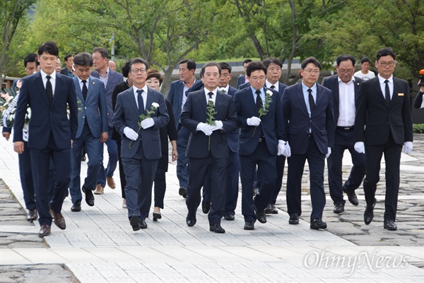7월 30일 오후 봉하마을을 방문한 김병준 자유한국당 비상대책위원장이 고 노무현 전 대통령 묘소를 참배하기 위해 들어서고 있다.