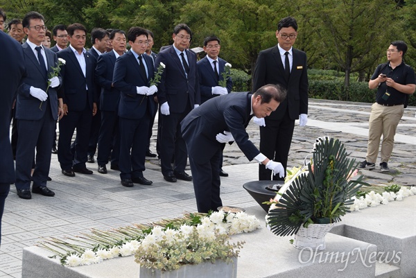 7월 30일 오후 봉하마을을 방문한 김병준 자유한국당 비상대책위원장이 고 노무현 전 대통령 묘소를 참배했다.