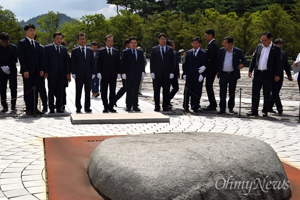 7월 30일 오후 봉하마을을 방문한 김병준 자유한국당 비상대책위원장이 고 노무현 전 대통령 묘소를 참배했다.