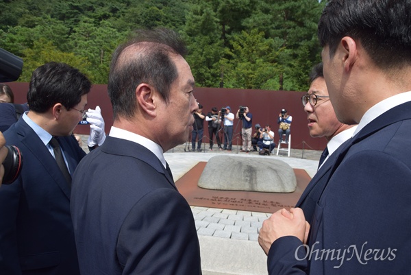 7월 30일 오후 봉하마을을 방문한 김병준 자유한국당 비상대책위원장이 고 노무현 전 대통령 묘소를 참배한 뒤 노무현재단 관계자와 이야기를 나누고 있다.