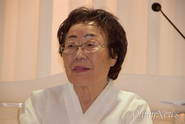 일본군 위안부 피해자 이용수(91) 할머니가 7월 30일 오후 창원마산 아리랑호텔에서 열린 "일본군위안부 역사의 과제를 위한 국제청소년대회"에서 강연했다.